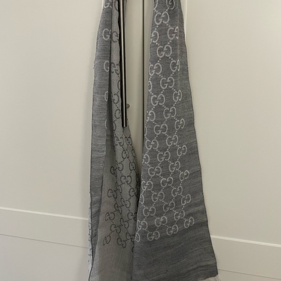 AUTHENTIC Gucci Grey Scarf - Picture 2 of 5